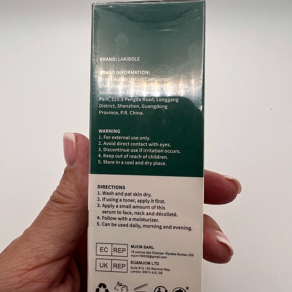 Hydrating Niacinamide Face Serum with Green and White Packaging - Picture 2 of 3
